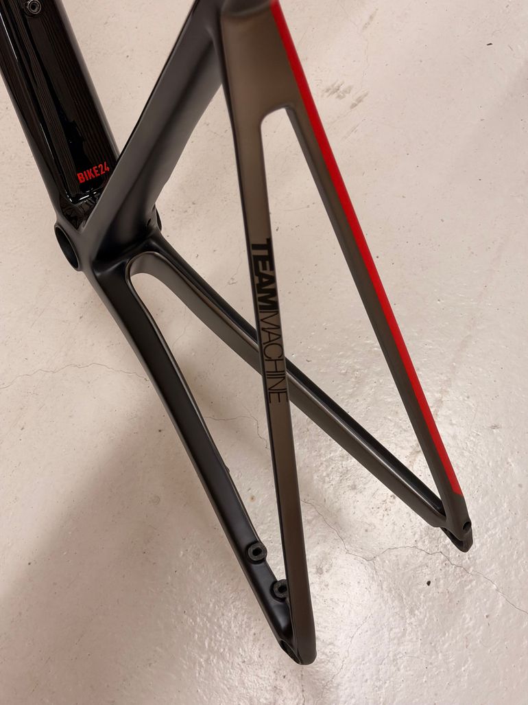 Used BMC Teammachine SLR01 BMC Teammachine SLR01FOUR Disc Carbon Frameset 2022 Road & Gravel — image 8 of 12