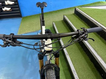 Used Orbea OIZ M PRO 2022 2022 Mountainbike, White, 29 — image 4 of 10