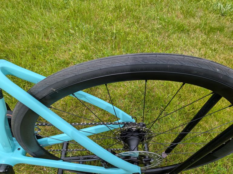 Used Bianchi Oltre Race 105 Di2 2025 2025 Road & Gravel, Green — image 3 of 13