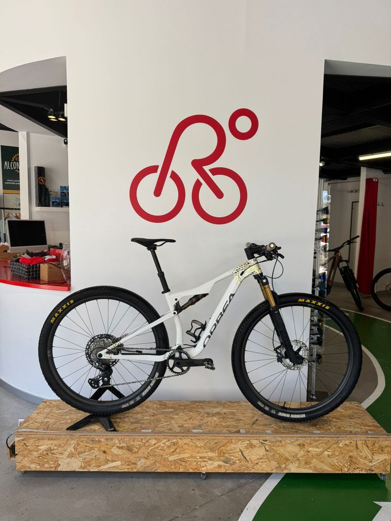 Used Orbea OIZ M-PRO 2023 2023 Mountainbike, White, 29 — image 1 of 9