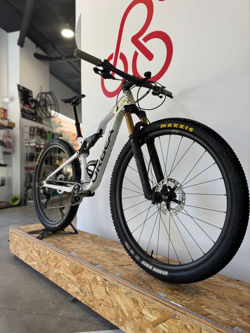 Used Orbea OIZ M-PRO 2023 2023 Mountainbike, White, 29 — image 8 of 9