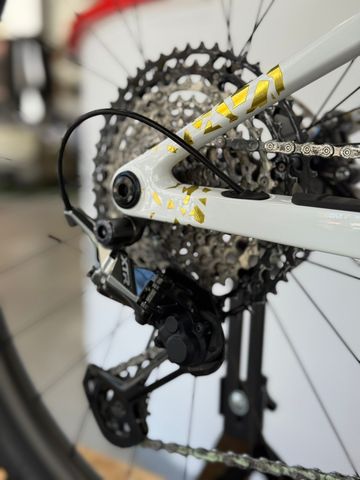 Used Orbea OIZ M-PRO 2023 2023 Mountainbike, White, 29 — image 5 of 9