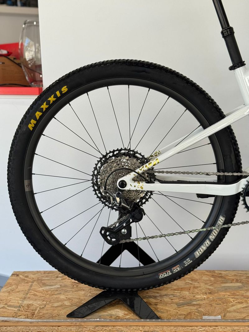 Used Orbea OIZ M-PRO 2023 2023 Mountainbike, White, 29 — image 9 of 9