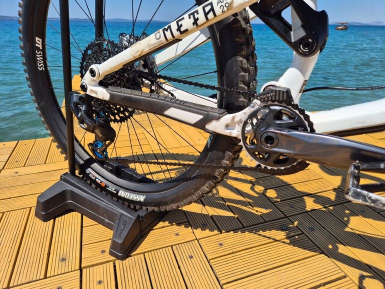 Used Commencal META AM 29 SIGNATURE 2021 2021 Mountainbike, Bianco — image 10 of 15