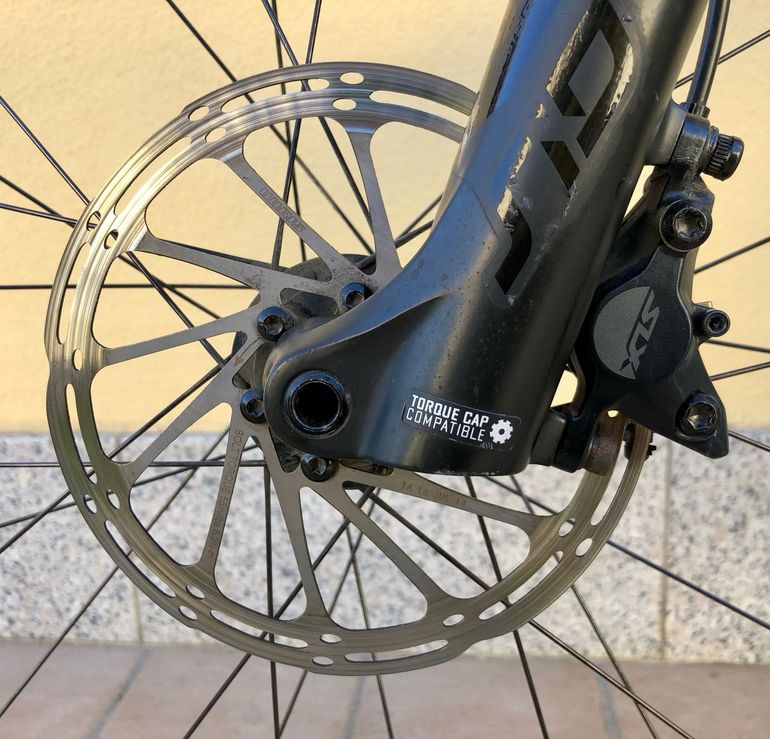 Used Specialized Men's Epic Comp Carbon 2018 2018 Mountainbike, Light Gray — image 7 of 9