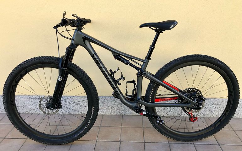 Used Specialized Men's Epic Comp Carbon 2018 2018 Mountainbike, Light Gray — image 2 of 9