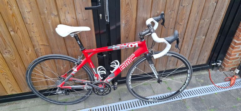 Used BMC BMC Custom Campagnolo Veloce 2016 Road & Gravel, Red — image 2 of 3