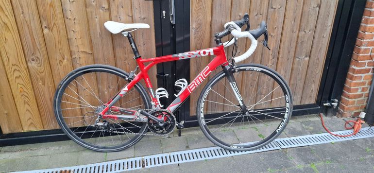 Used BMC BMC Custom Campagnolo Veloce 2016 Road & Gravel, Red — image 1 of 3