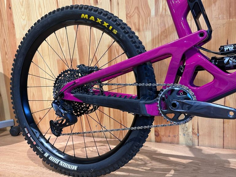 Used Santa Cruz Bronson S / Carbon C 2025 2025 Mountainbike, Purple, 29, 27.5 — image 4 of 8