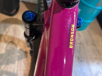 Used Santa Cruz Bronson S / Carbon C 2025 2025 Mountainbike, Purple, 29, 27.5 — image 7 of 8
