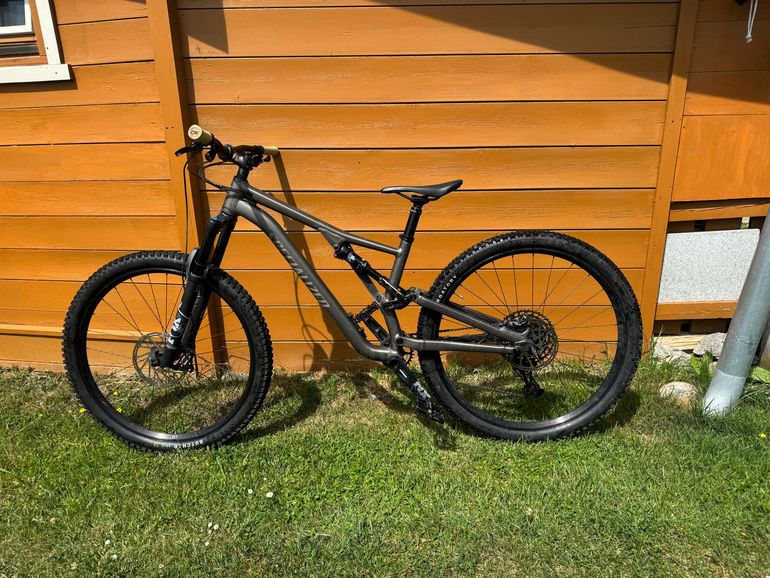 Used Specialized Stumpjumper Comp Alloy 2023 2023 Mountainbike — image 1 of 7