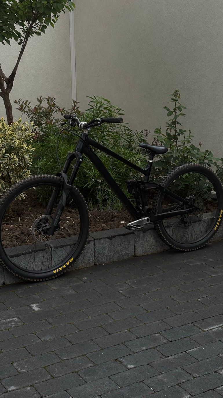 Used RAAW Madonna V2.2 Frame Kit 2025 2025 Mountainbike — image 1 of 7