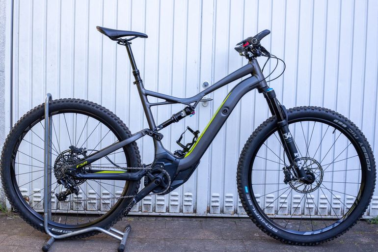 Used Specialized Turbo Levo FSR Comp 6Fattie 2017 2017 Mountainbike, Hellgrau, 27.5 — image 1 of 8