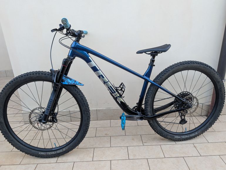 Used Trek Roscoe 8 2023 2023 Mountainbike, Blue, 27.5, 29 — image 2 of 10