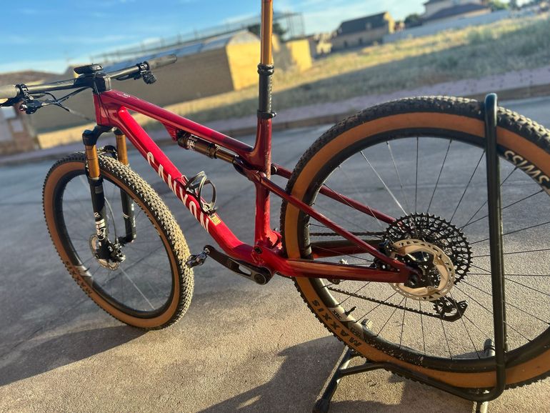Used Canyon Lux World Cup CF 8 2024 2024 Mountainbike — image 2 of 3
