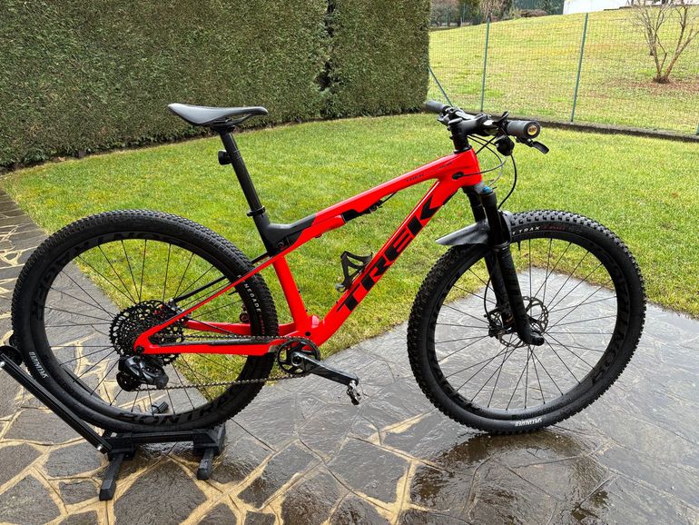 Used Trek Supercaliber 9.8 GX Gen 1 2021 2021 Mountainbike, Red, 29 — image 1 of 3