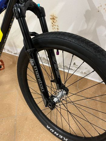 Used GT La Bomba Pro 2022 2022 Mountainbike, Blu — image 5 of 10