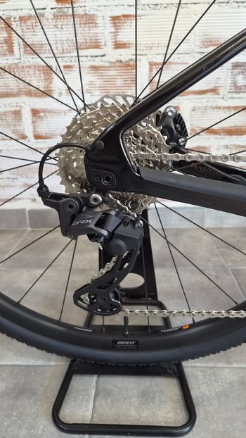 Used Giant Revolt Advanced 2 2025 2025 Road & Gravel — image 3 of 9