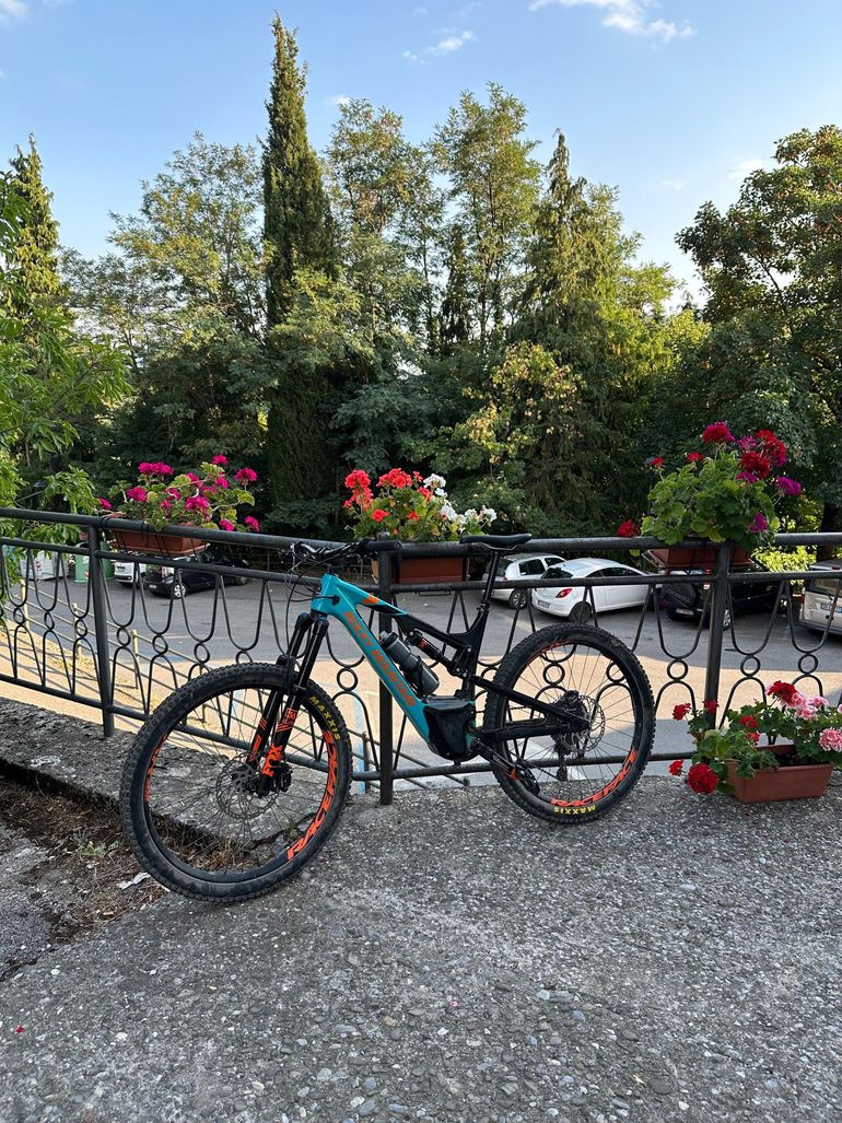 Used Rocky Mountain Altitude Powerplay Carbon 70 (Shimano) 2020 2020 Mountainbike, Black, 27.5 — image 1 of 4