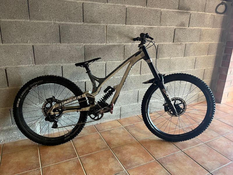 Tweedehands Commencal Supreme SRAM GX DH 2021 Mountainbike — afbeelding 1 van 10