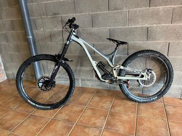 Tweedehands Commencal Supreme SRAM GX DH 2021 Mountainbike — afbeelding 2 van 10
