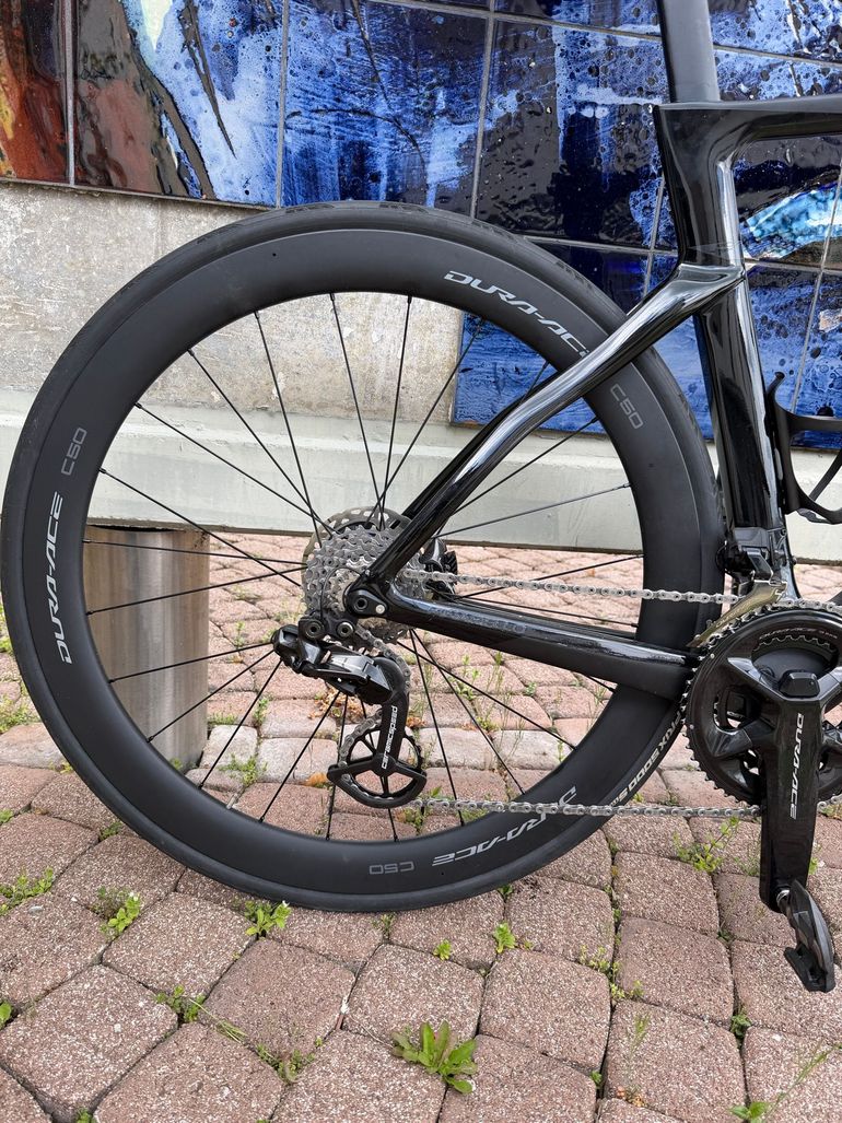 Used Pinarello DOGMA F DURA ACE Di2 Disc 2023 2023 Road & Gravel — image 3 of 10