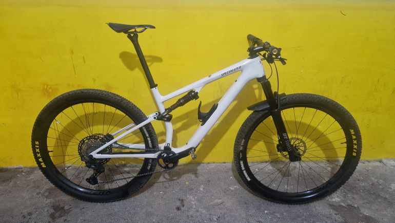 Used Specialized Epic 8 EVO Pro - SRAM X0 AXS, FOX Factory 2024 2024 Mountainbike, White, 29 — image 1 of 15