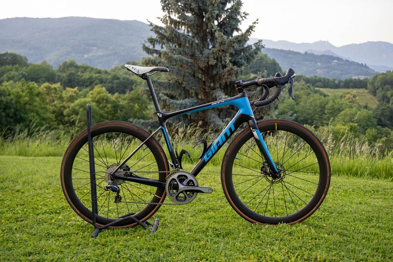 Used Giant Defy Advanced Pro 0 2016 2016 Road & Gravel, Black — image 1 of 15