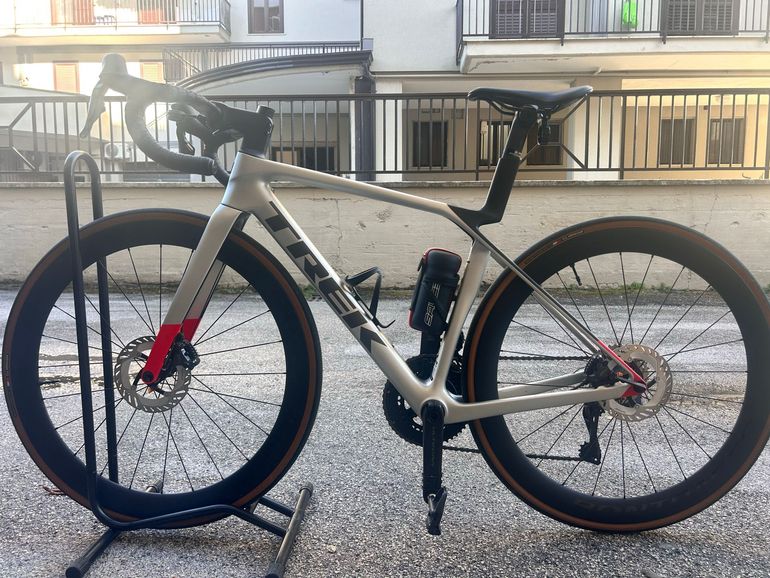 Used Trek Madone SL 7 Gen 8 2025 2025 Road & Gravel, Hellgrau — image 2 of 4