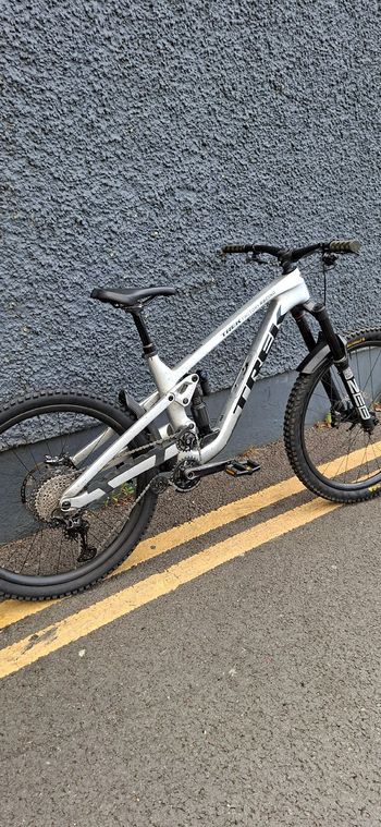 Used Trek Slash 9.8 XT Gen 6 2024 2024 Mountainbike, Gris claro — image 3 of 4
