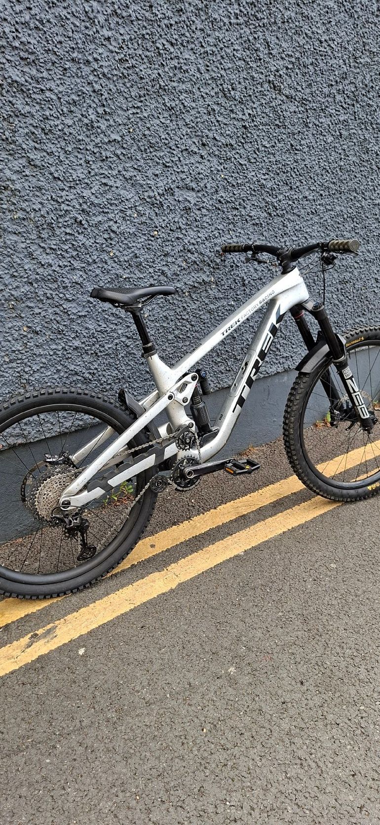 Used Trek Slash 9.8 XT Gen 6 2024 2024 Mountainbike, Gris claro — image 3 of 4