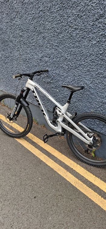 Used Trek Slash 9.8 XT Gen 6 2024 2024 Mountainbike, Gris claro — image 2 of 4