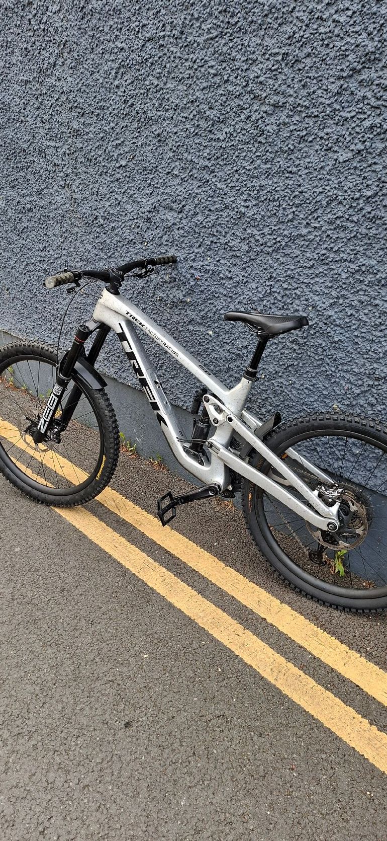 Used Trek Slash 9.8 XT Gen 6 2024 2024 Mountainbike, Gris claro — image 2 of 4