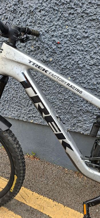 Used Trek Slash 9.8 XT Gen 6 2024 2024 Mountainbike, Gris claro — image 4 of 4