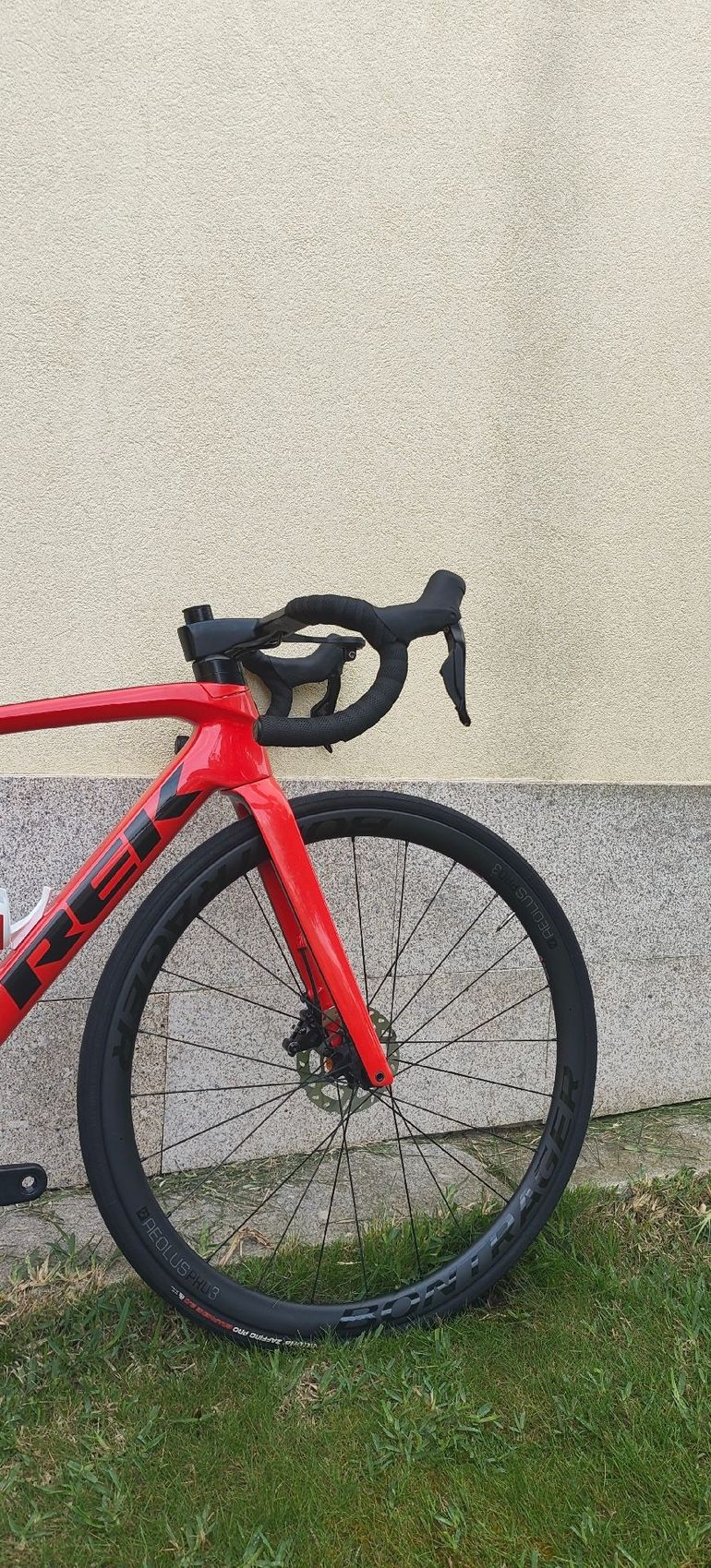 Used Trek Émonda SL 7 2023 2023 Road & Gravel, Red — image 3 of 11