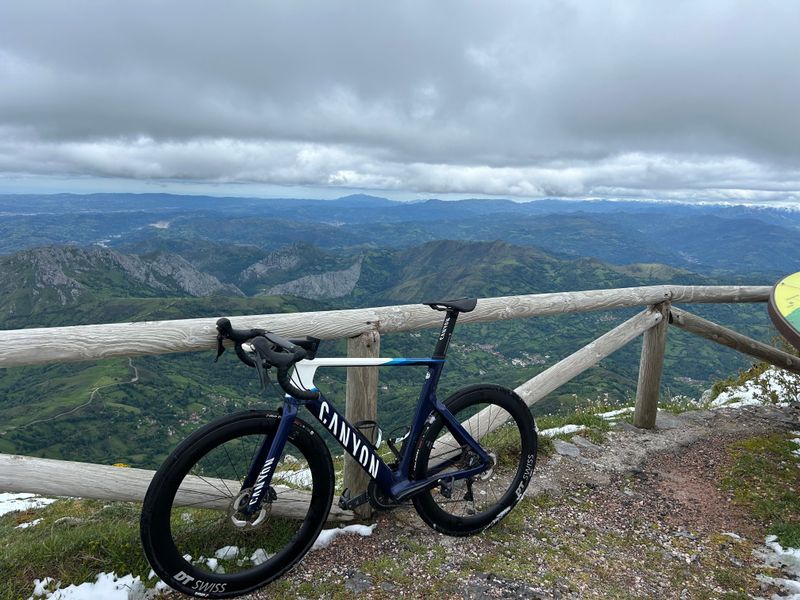 Używany Canyon Aeroad CF SL 8 Disc 2023 2023 Road & Gravel — zdjęcie 4 z 12