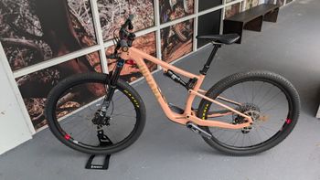 Used Juliana WLDR 1 C 2024 Mountainbike, Orange — image 2 of 5