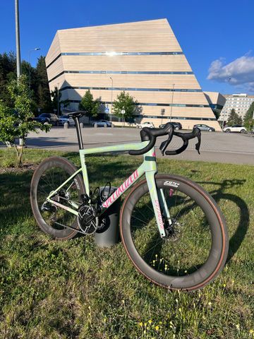 Used Specialized Tarmac SRAM Red eTap AXS 2026 Road & Gravel, Green — image 2 of 16