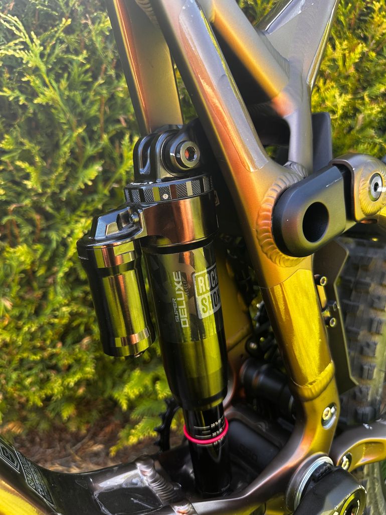 Used Commencal Commencal Supreme V5 DH 2023 Mountainbike, Nero — image 3 of 11