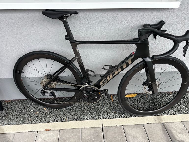 Used Giant Propel Advanced 1 2027 2027 Road & Gravel, Black — image 1 of 3