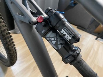 Used Specialized Status 160 2023 2023 Mountainbike, Light Gray, 29, 27.5 — image 4 of 13