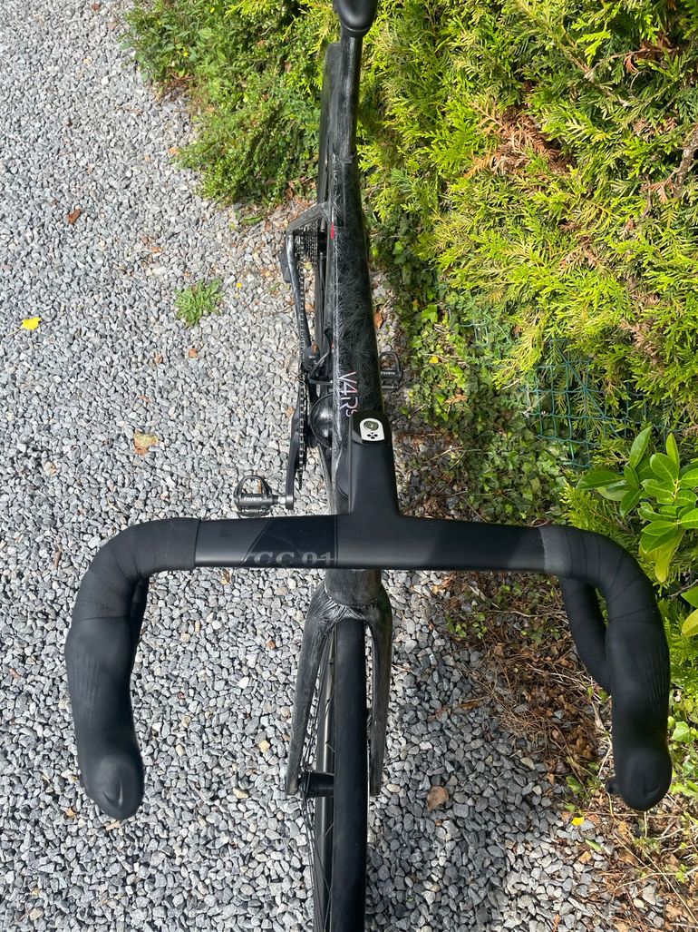 Used Colnago V4Rs Disc Ultegra Di2 8100 w/Fulcrum Racing Wind 400 Wheels 2023 2023 Road & Gravel — image 4 of 11