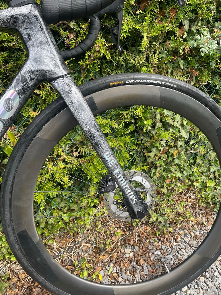 Used Colnago V4Rs Disc Ultegra Di2 8100 w/Fulcrum Racing Wind 400 Wheels 2023 2023 Road & Gravel — image 7 of 11