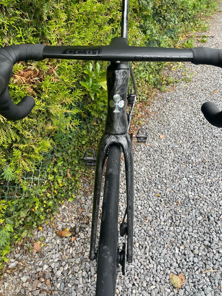 Used Colnago V4Rs Disc Ultegra Di2 8100 w/Fulcrum Racing Wind 400 Wheels 2023 2023 Road & Gravel — image 3 of 11