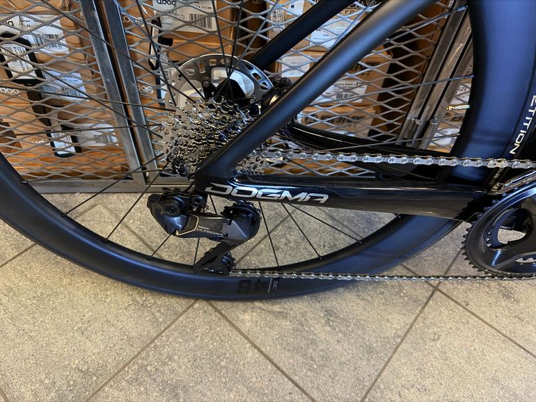Used Pinarello Dogma Shimano Ultegra 2027 Road & Gravel, Schwarz — image 4 of 9