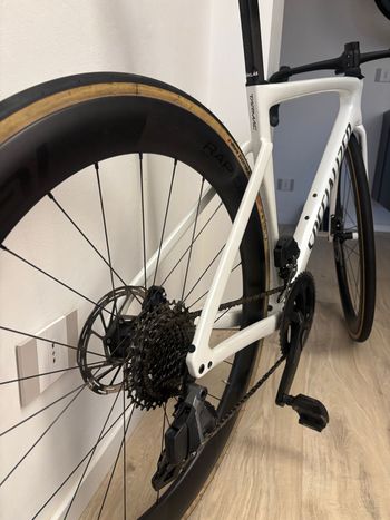 Used Specialized Tarmac SL7 Comp - Rival eTap AXS 2023 2023 Road & Gravel, Weiß — image 5 of 9