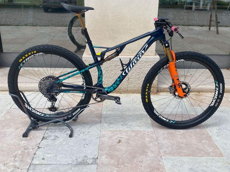 Used Wilier Urta Max SLR Team Customized 2025 2025 Mountainbike, Blu — image 1 of 10