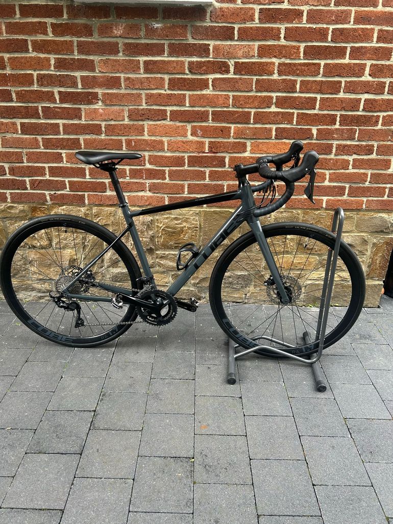 Used CUBE ATTAIN SL 2022 2022 Road & Gravel, Gris claro — image 1 of 9
