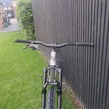 Used Ragley Mmmbop Shimano Deore 2022 Mountainbike, Light Gray — image 4 of 9