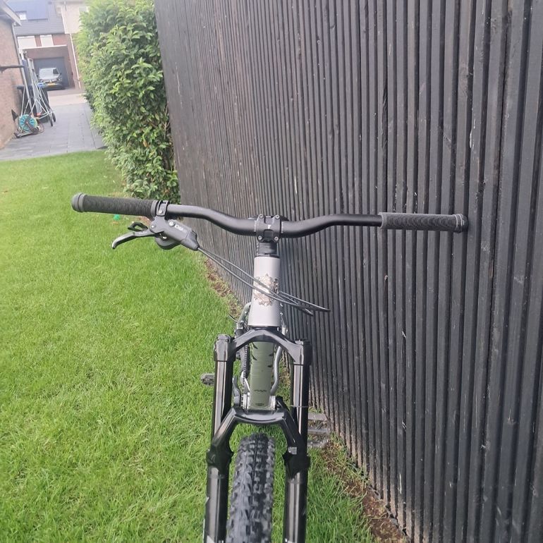 Used Ragley Mmmbop Shimano Deore 2022 Mountainbike, Light Gray — image 4 of 9